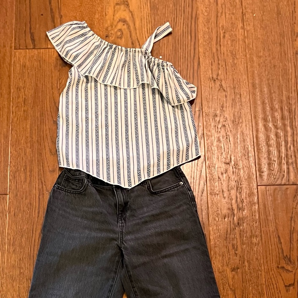 Cat & Jack Gray Wide-Leg Jeans and Jenna &Jessie ruffled‎ top